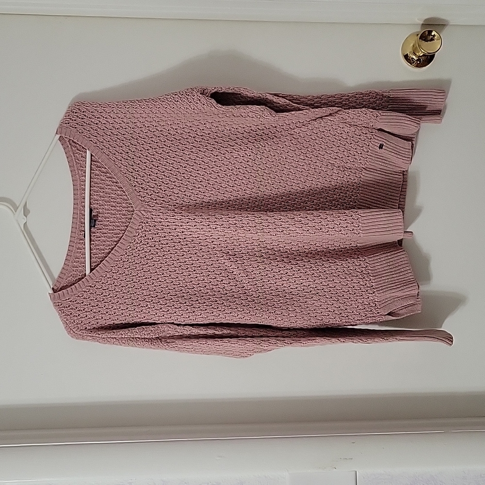 American eagle dusty rose sweater size Med